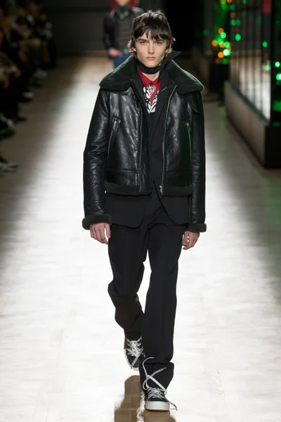 Look 16